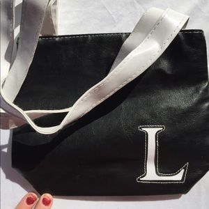 Monogram purse “L” black